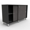 Meuble bas bureau en béton qui comporte des rangements en accès fermés par deux portes coulissantes et fermées