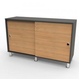 Meuble bas avec serrure coloris chêne possèdant des rangements en accès fermés par des portes avec serrure à clé