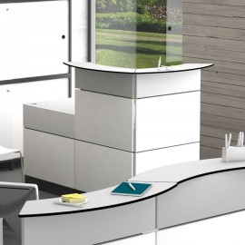 Borne d'accueil en blanc qui comporte un bureau et des façades avant et latérales, mobilier d'accueil made in France