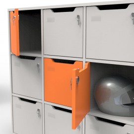 Meuble casier en bois CASEO à 9 cases étant en couleur blanc et orange avec des portes de casiers qui sont fermés à clés