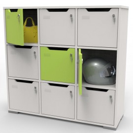 Meuble casier en bois CASEO à 9 cases qui est blanc et ver doté de rangements fermés par des portes avec serrures à clés