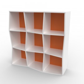 Etagere murale bois de couleur blanc et orange comportant des rangements en accès libre pour toutes les structures chr