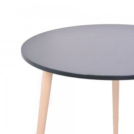 Table ronde pour accueil style scandinave possédant un plateau avec un diamètre de 80 cm, table en bois avec trois pieds en bois