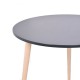 Table ronde scandinave possédant un plateau avec un diamètre de 80 cm, table en bois avec trois pieds en bois pour cuisine