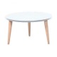 Table basse bois blanc qui apporte une touche de luminosité et un style scandinave dans l'espace cuisine d'entreprise
