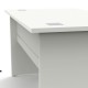 Bureau longueur 140 cm en bois coloris blanc avec deux passes-cables et un voile de fond intégré, bureau en bois est fait en Fra