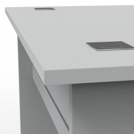 Bureau en bois gris doté de deux passes-câbles destinés à faire circuler les câbles d'un téléphone ou d'un ordinateur fixe