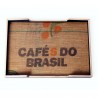 Le plateau en bois au fond en toile de jute récupéré sur des sacs de café et préparé de manière éthique et engagée