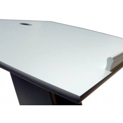 Lutrin bois wengé est livré monté avec une tablette inclinée avec usinage pour insérer le cable de votre micro ou liseuse led