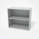 Meuble rangement bureau en gris doté d'une étagère amovible pour du rangement en libre accès et non fermés par une clé