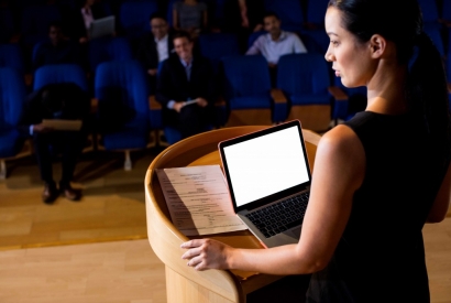 Comment choisir le pupitre de conférence idéal pour votre entreprise ?