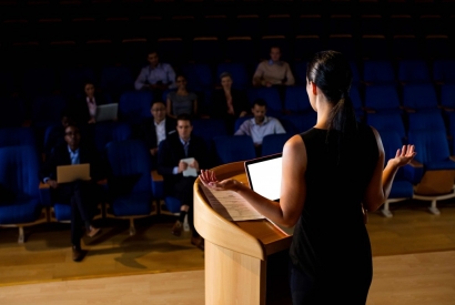 Comment bien utiliser un pupitre de conférence pour capter l'attention du public