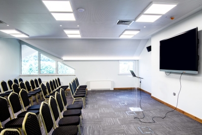 10 idées de décoration pour un centre de conférence favorisant les échanges