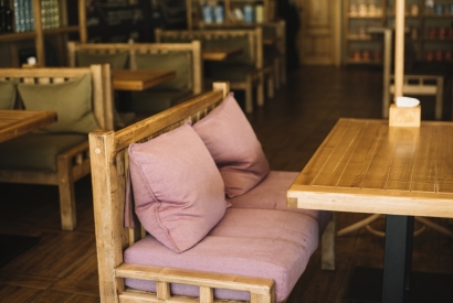 Les matériaux bruts et naturels  dans les restaurants une tendance forte en 2025