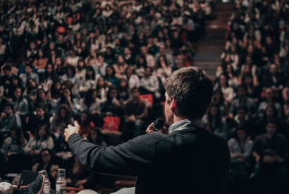 Comment choisir un pupitre pour un discours ?